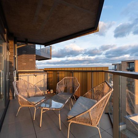 ハウンズローSunset Retreat: Steps From Heathrow/Twickenhamアパートメント エクステリア 写真
