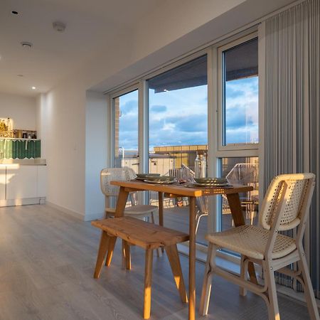 ハウンズローSunset Retreat: Steps From Heathrow/Twickenhamアパートメント エクステリア 写真