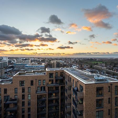 ハウンズローSunset Retreat: Steps From Heathrow/Twickenhamアパートメント エクステリア 写真