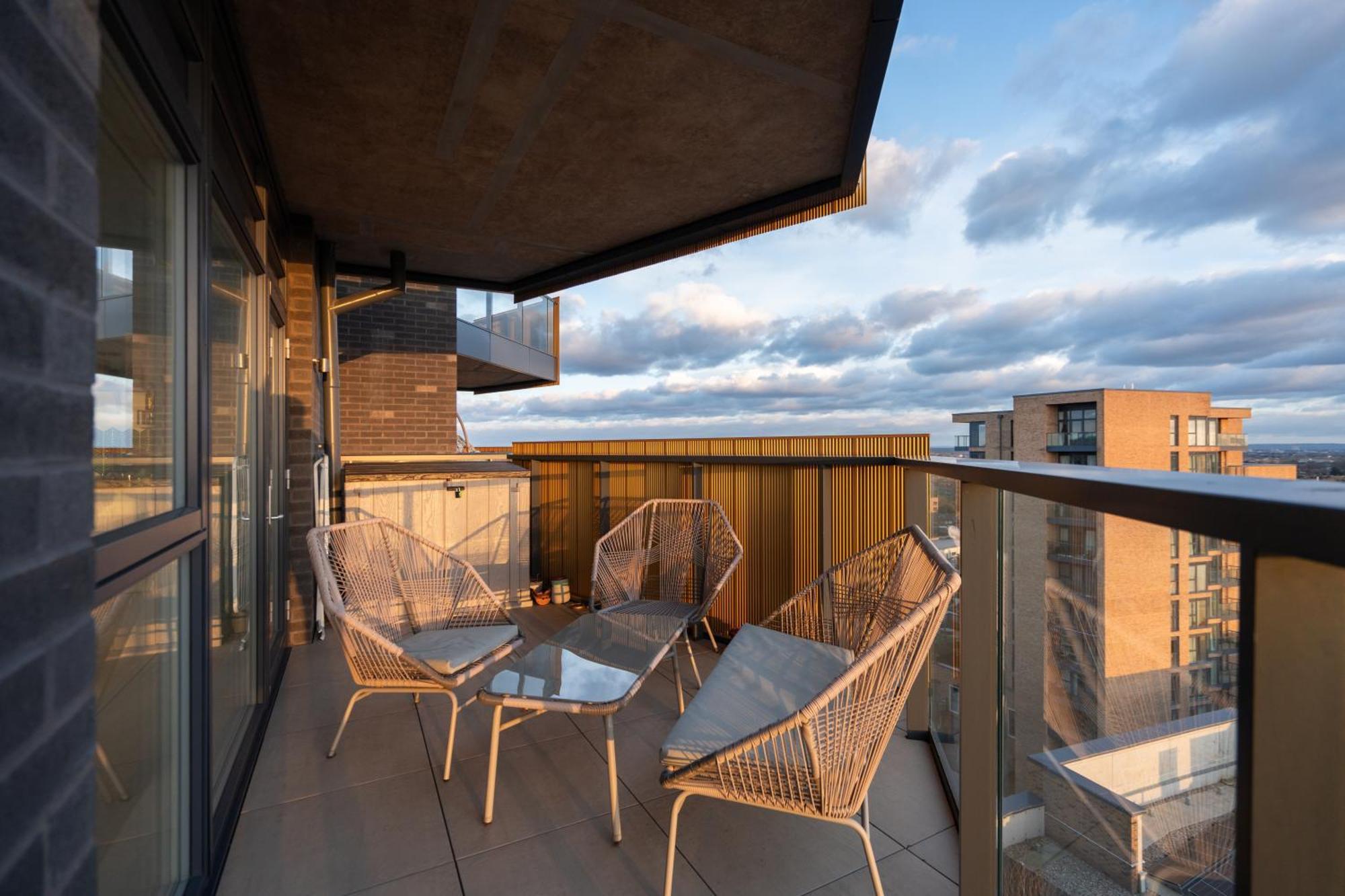 ハウンズローSunset Retreat: Steps From Heathrow/Twickenhamアパートメント エクステリア 写真
