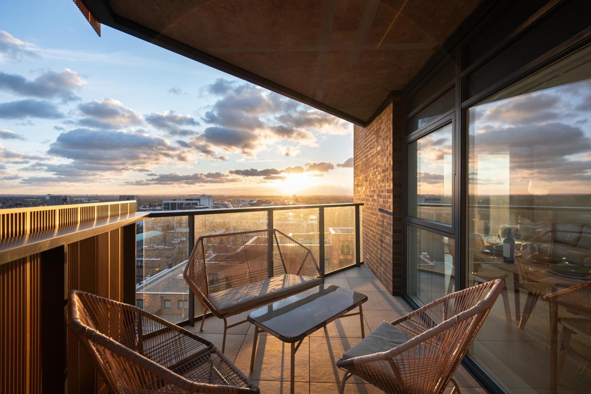 ハウンズローSunset Retreat: Steps From Heathrow/Twickenhamアパートメント エクステリア 写真