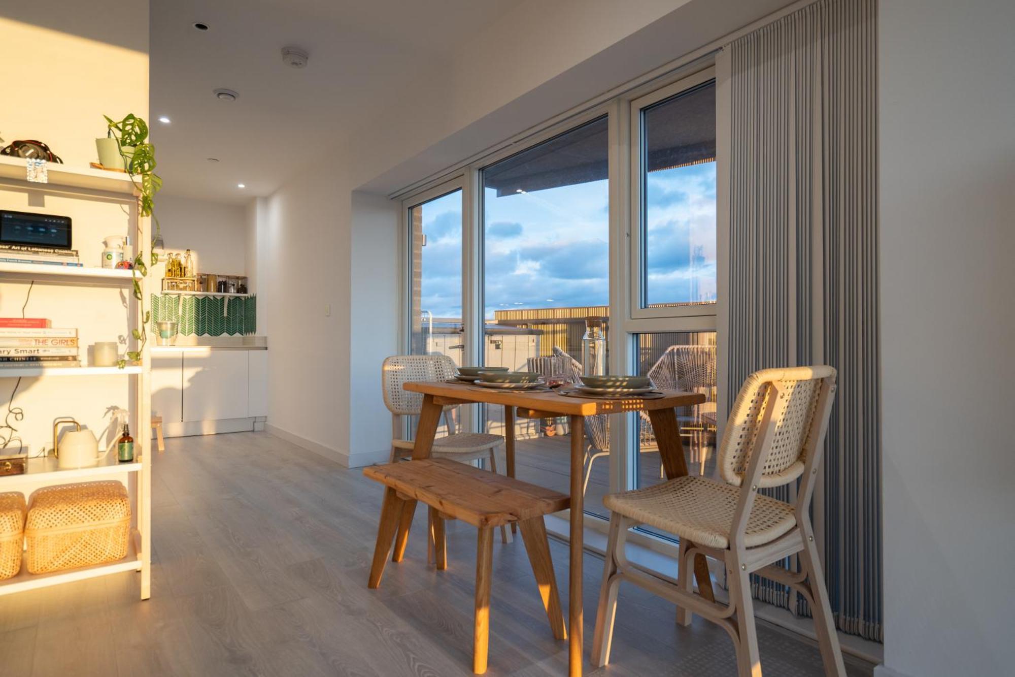 ハウンズローSunset Retreat: Steps From Heathrow/Twickenhamアパートメント エクステリア 写真