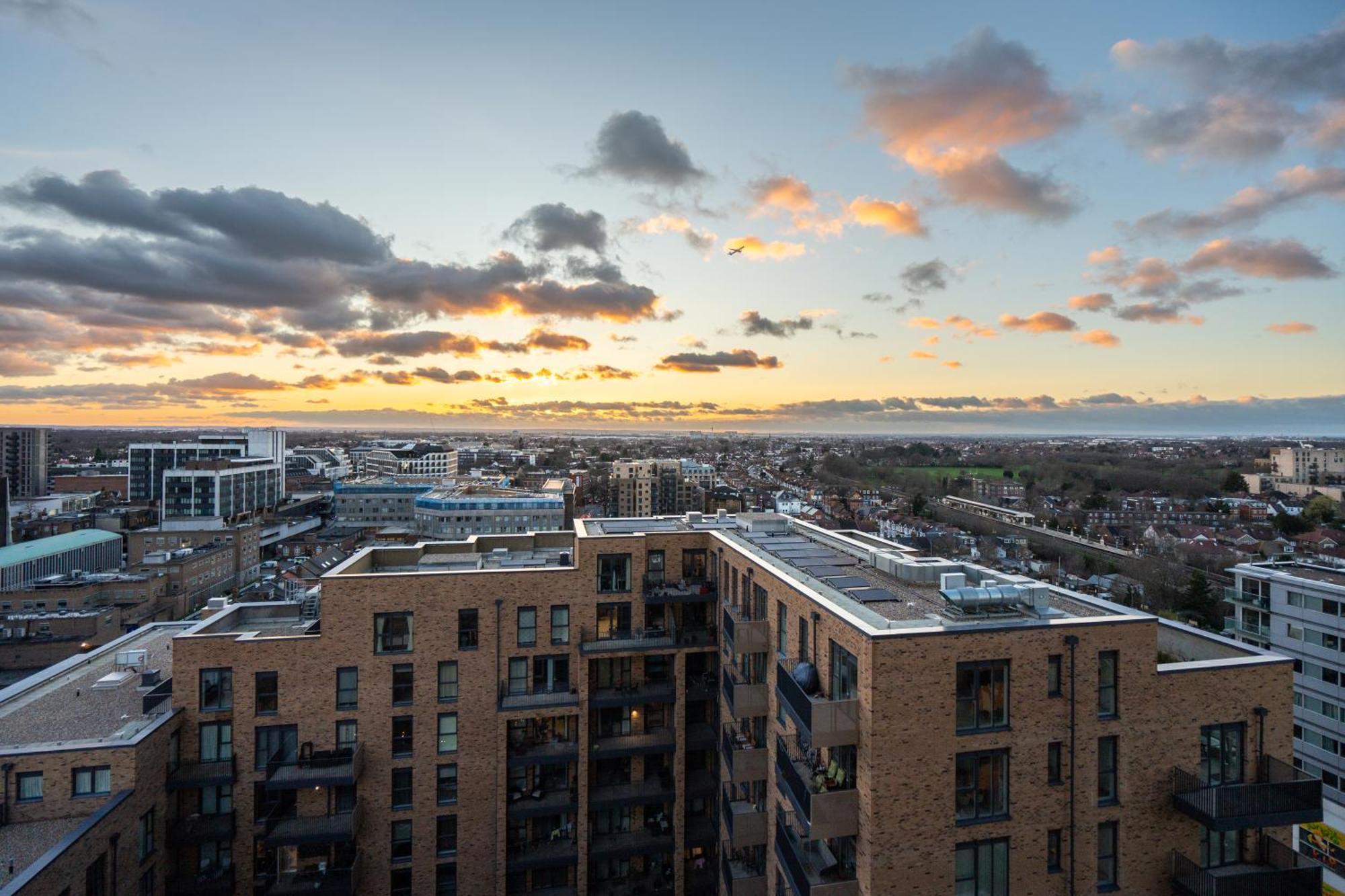 ハウンズローSunset Retreat: Steps From Heathrow/Twickenhamアパートメント エクステリア 写真