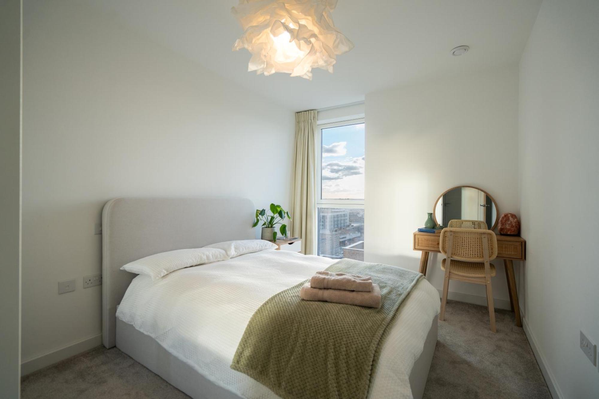 ハウンズローSunset Retreat: Steps From Heathrow/Twickenhamアパートメント エクステリア 写真
