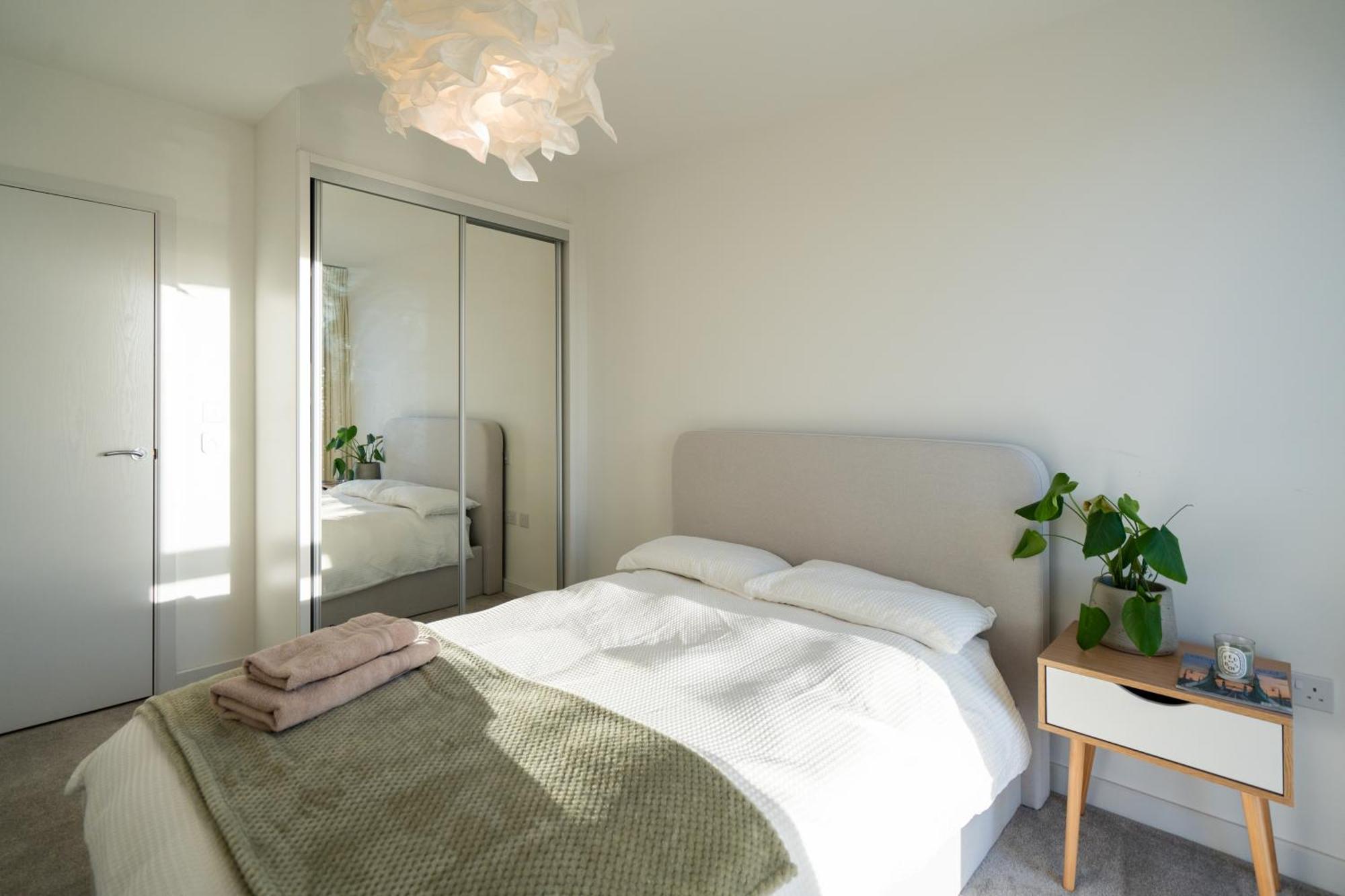 ハウンズローSunset Retreat: Steps From Heathrow/Twickenhamアパートメント エクステリア 写真