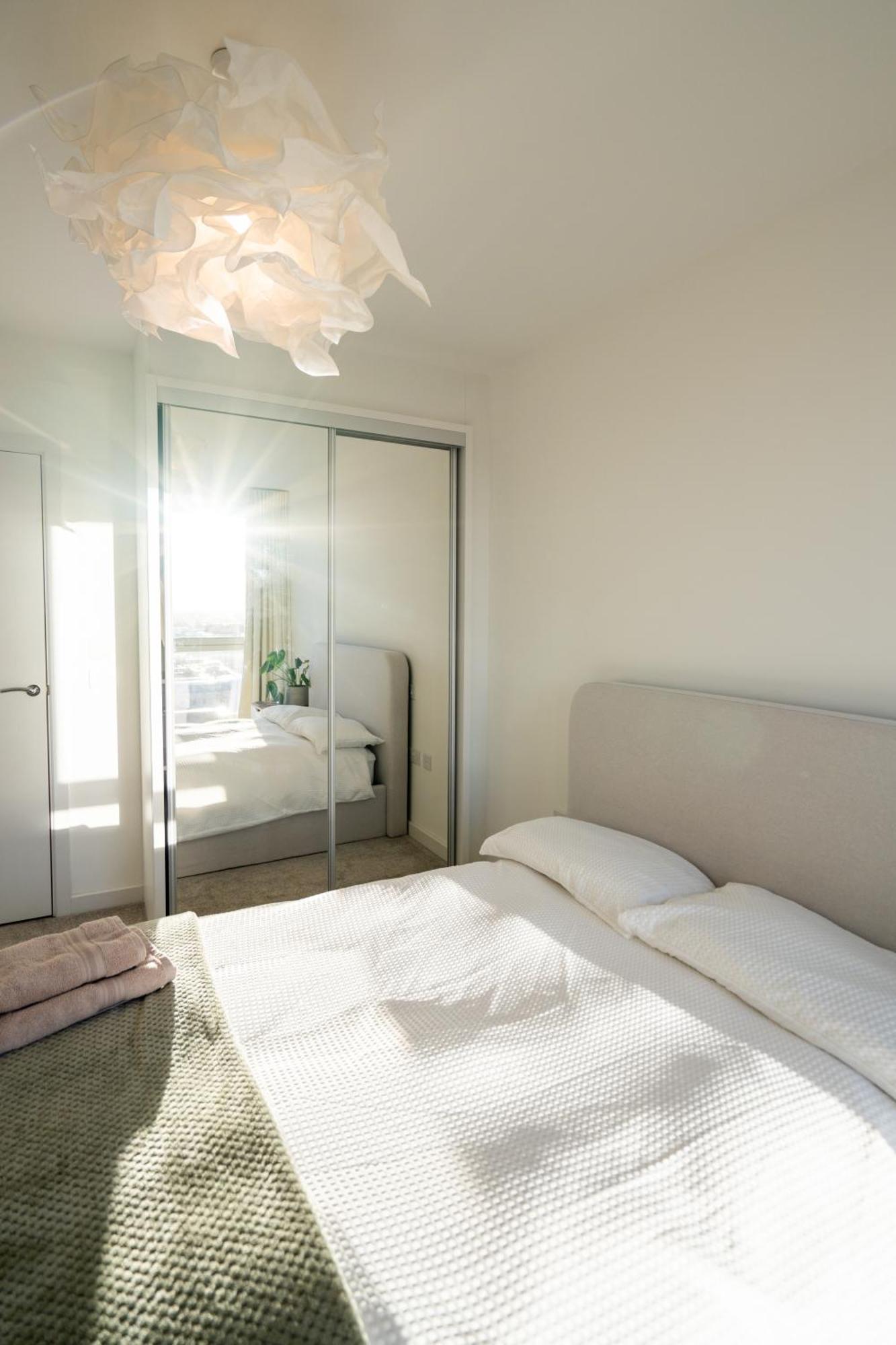 ハウンズローSunset Retreat: Steps From Heathrow/Twickenhamアパートメント エクステリア 写真