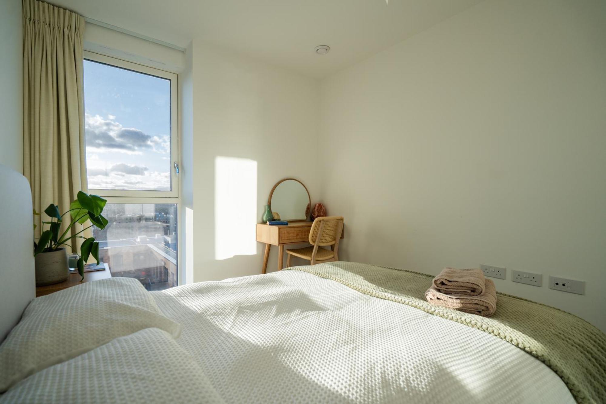 ハウンズローSunset Retreat: Steps From Heathrow/Twickenhamアパートメント エクステリア 写真