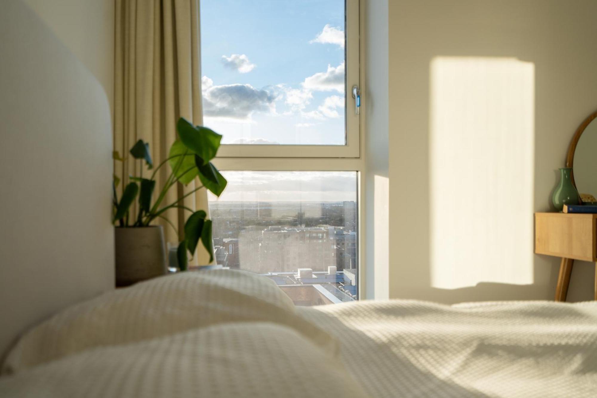 ハウンズローSunset Retreat: Steps From Heathrow/Twickenhamアパートメント エクステリア 写真